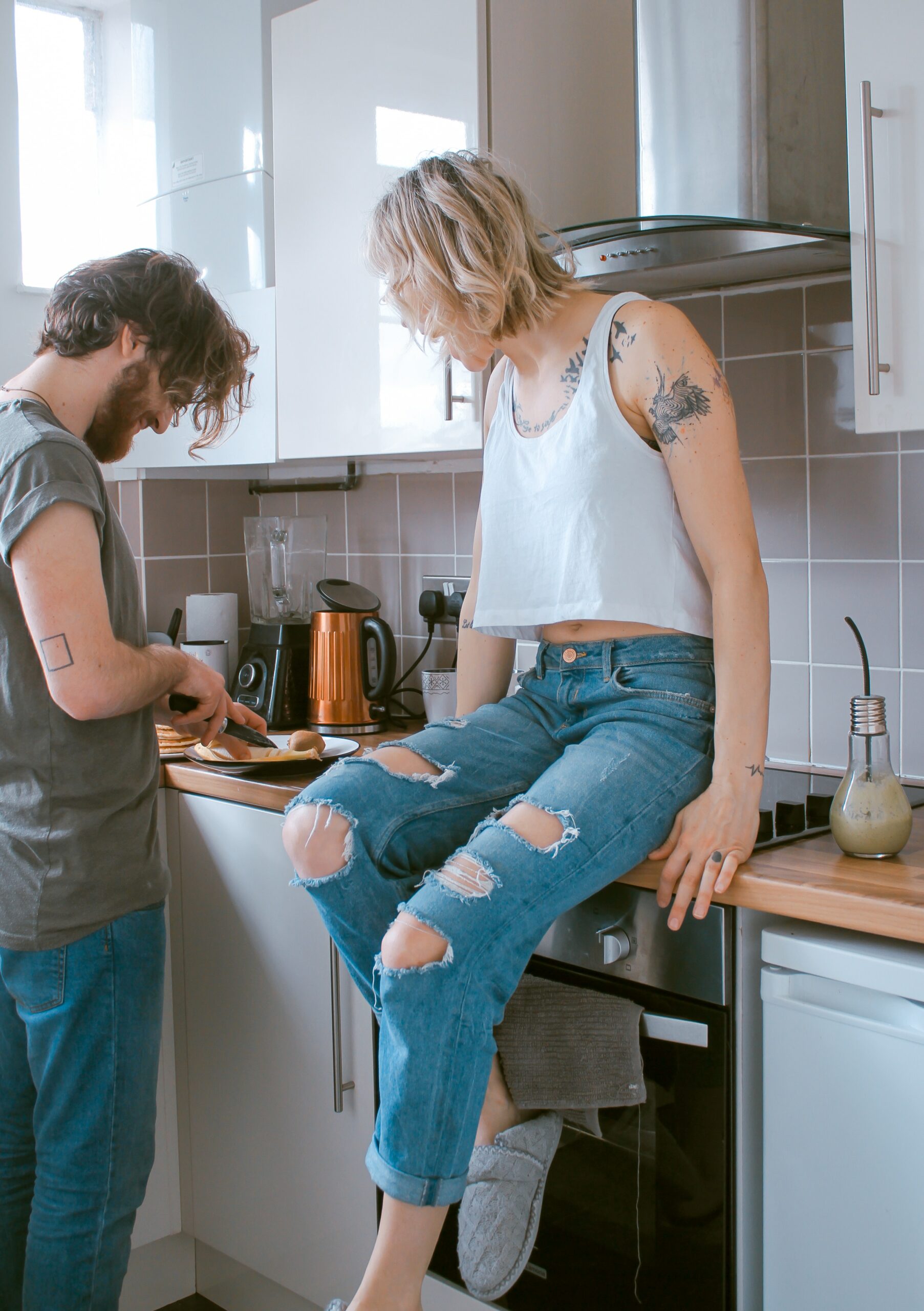 cute couple pose ideas, cooking together